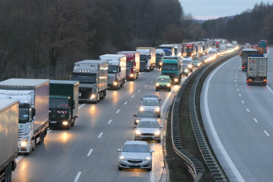 Es bildete sich ein kilometerlanger Stau.