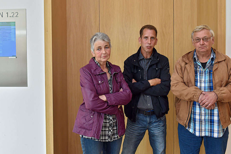 Sonja Hoffmann (64), Holger Schönfeld (48) und Siebert Hoffmann (67). Die Laubenpieper fühlen sich von den Behörden im Stich gelassen.