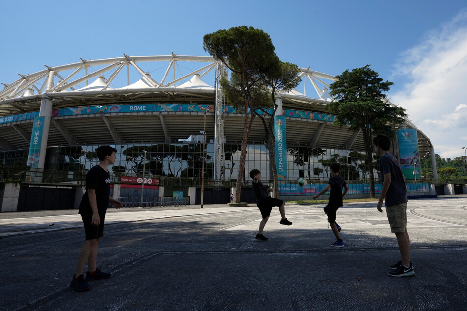 Jungs spielen Fußball vor dem Olympiastadion in Rom.
