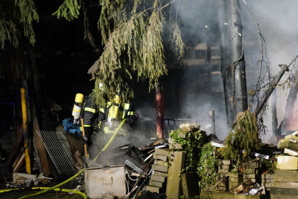 Einsatzkräfte fanden im Bereich der Hütte einen Obdachlosen, der sich eine Rauchgasvergiftung zuzog.