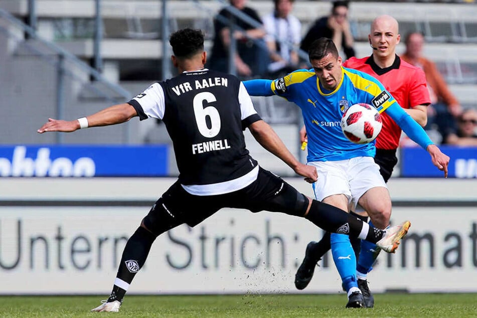 Jenas Justin Schau (r.) im Duell mit Aalens Royal-Dominique Fennell.