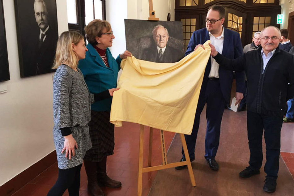Freitagmittag enthüllten (v.l.) Franziska Riekewald, Margitta Hollick, Sören Pellmann und William Grosser von der Leipziger Linken das Porträt des Alt-Oberbürgermeisters Erich Zeigner.