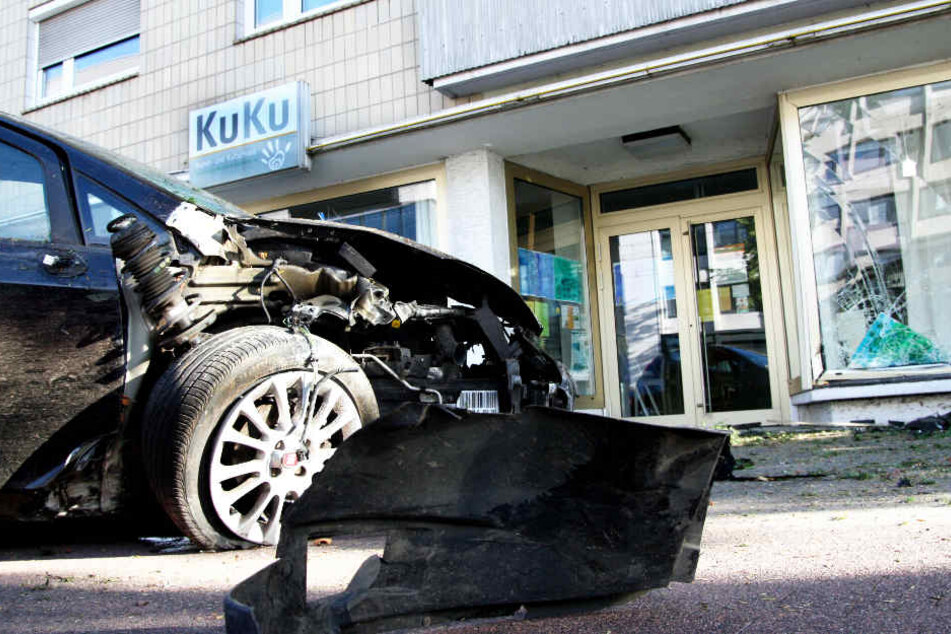 Der Wagen der 54-Jährigen wurde bei dem Unfall komplett zerstört.