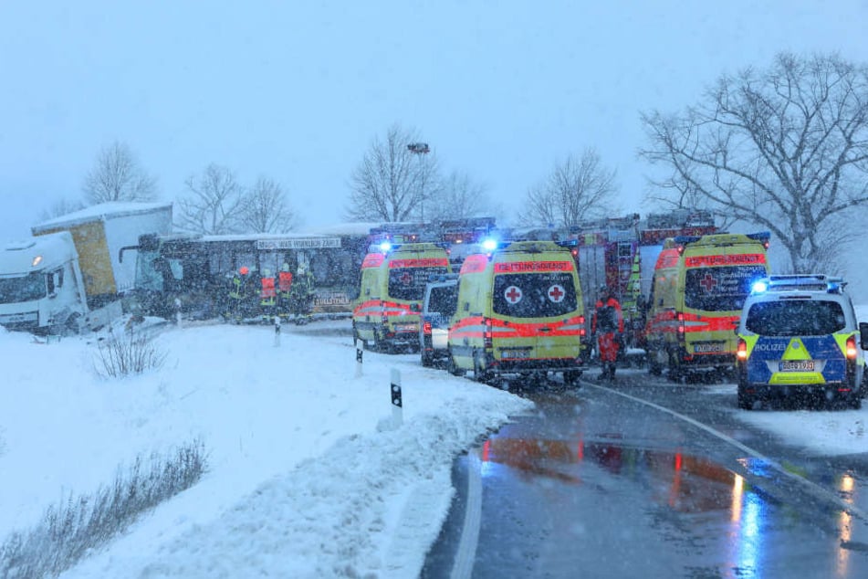 Mehrere Rettungskräfte an der Unfallstelle in Mülsen.