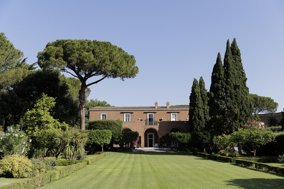 Schick aus den 40ern, deutsche Botschaft seit 1957: die Villa Almone, benannt nach dem Flüsschen gleich nebenan.
