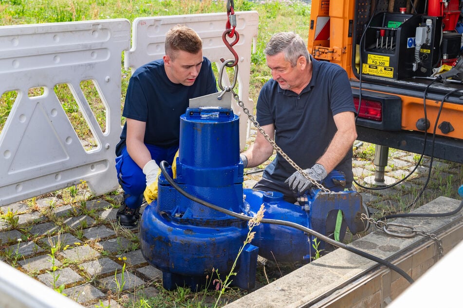 Anlagenmechaniker Roland zeigt, wie man eine Schmutzwasserpumpe wartet.