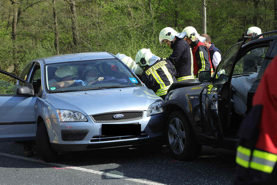 Die Fordfahrerin musste von der Feuerwehr aus ihrem Fahrzeug befreit werden.
