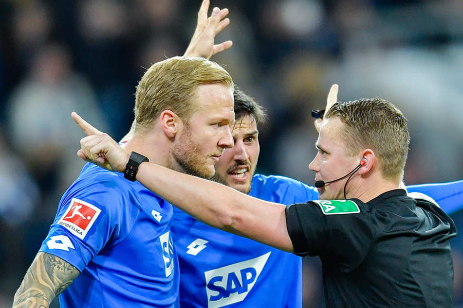 ...ganz im Gegensatz zu den Kickern der TSG 1899 Hoffenheim. Hier nahm Kampka einen Handelfmeter nach Ansicht der Video-Bilder zurück.