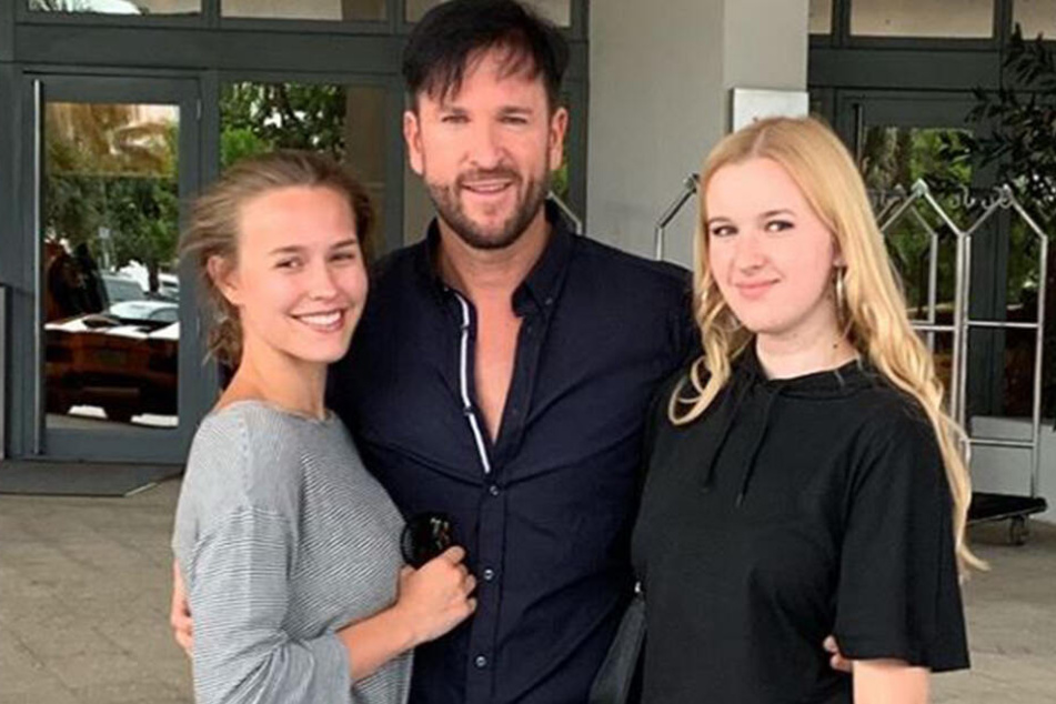 Michael Wendler gemeinsam mit seiner Freundin Laura (l) und Tochter Adeline.