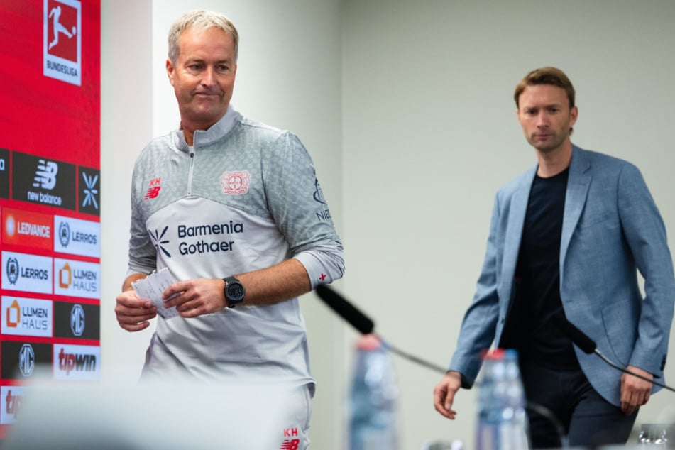 Nach 48 Spielen wurde Kasper Hjulmand (54) von Bayer 04 Leverkusen und Sportboss Simon Rolfes (44, r.) entlassen.