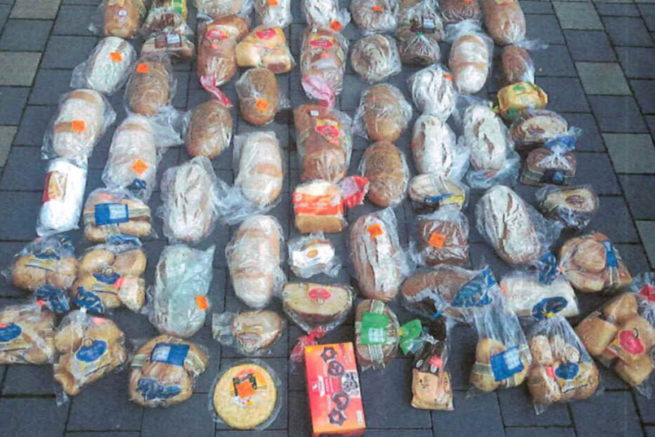 Neben Brot und Brötchen verfüttert die Seniorin sogar Stullen und Schokoladen-Lebkuchen.