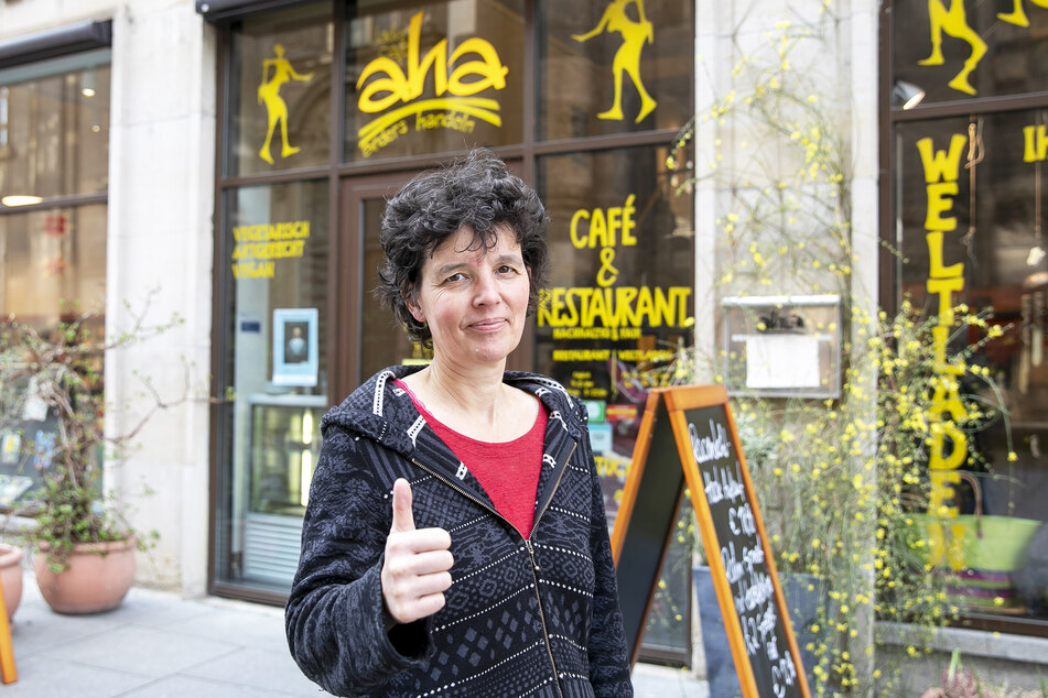 Claudia Greifenhahn (52) vom Ladencafe aha auf der Kreuzstraße hat auch weiterhin geöffnet.