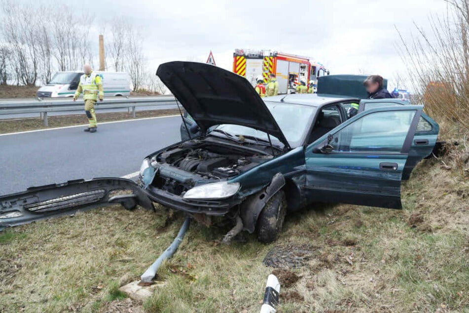 Der Peugeot nahm erheblichen Schaden, ebenso ein Straßenschild und mehrere Leitpfosten.