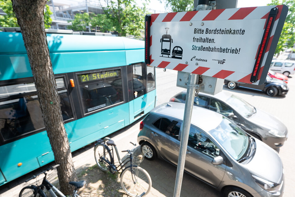 In Frankfurt und Umgebung sorgen Falschparker immer wieder für massive Verkehrsbeeinträchtigungen im öffentlichen Personennahverkehr. Ein neuer Sensor soll jetzt für Abhilfe sorgen.