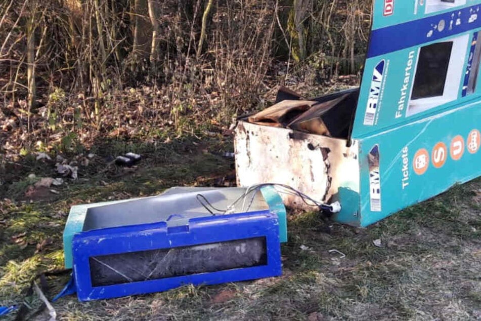 Das Foto zeigt den gestohlenen und übel zurichteten Fahrkartenautomat des RMV.