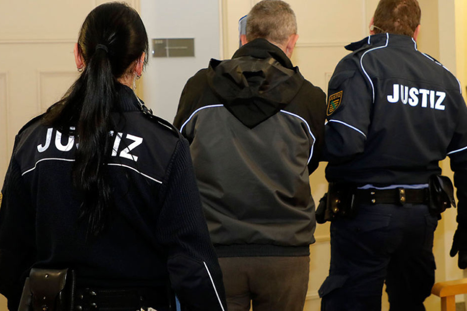 Der mutmaßliche Kinderschänder Ronny P. (46) wurde gestern aus der Untersuchungshaft ins Landgericht gebracht.