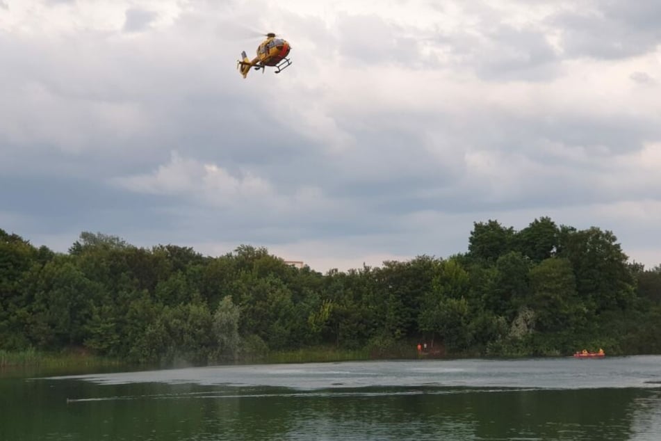 Ein Rettungshubschrauber kreist über dem Theklaer Bagger und sucht nach dem Vermissten.