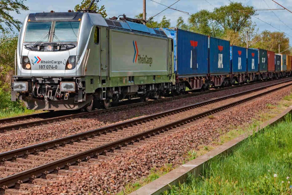 Der Zug zwischen Köln und Hamburg rollte am Montag zum ersten Mal.