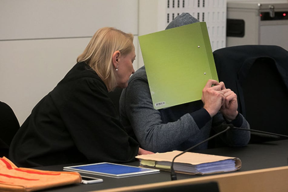 Clemens M. (41) mit seinen Anwälten Katja Reichel und Jürgen Saupe.