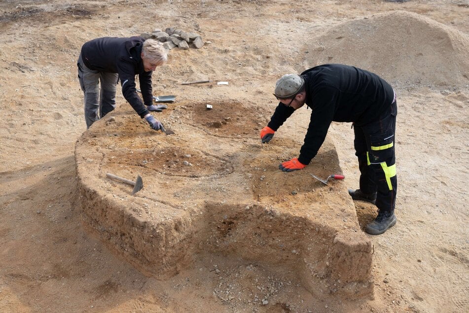 Mitarbeiter vom Landesamt für Archäologie (LfA) arbeiten seit September 2023 an Ausgrabungen in Ottendorf-Okrilla.