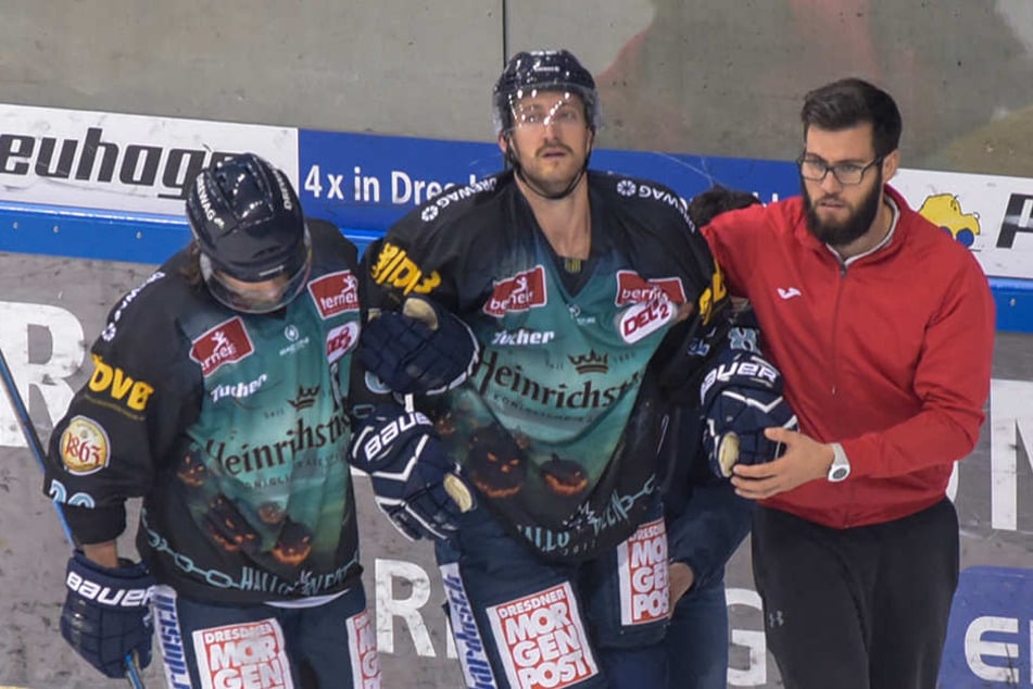 Gestützt vom Mannschaftsarzt und
Kapitän René Kramer (l.) verließ Harrison
Reed Ende Oktober das Eis.