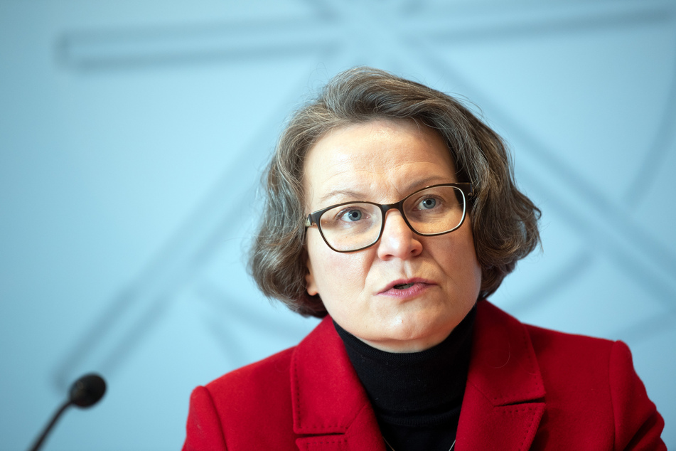 NRW-Bauministerin Ina Scharrenbach (44, CDU) sieht den geplanten Zusammenschluss des Immobilienkonzerns Vonovia mit Deutsche Wohnen gelassen. (Archivfoto)