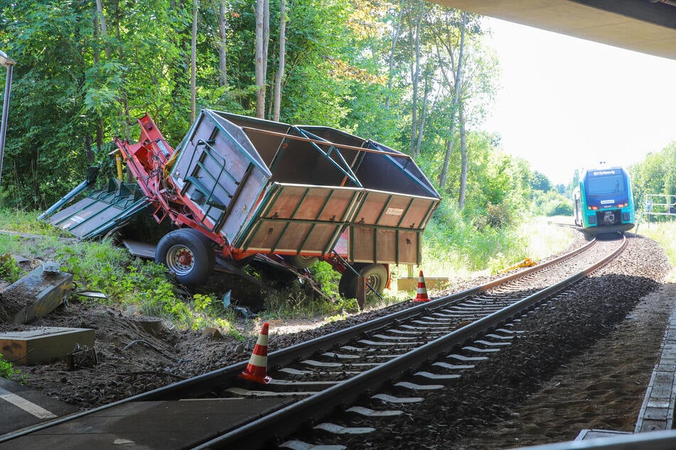 Ein Zug kollidierte am Dienstag auf einer Bahnstrecke in Schleswig-Holstein mit einem Traktor.