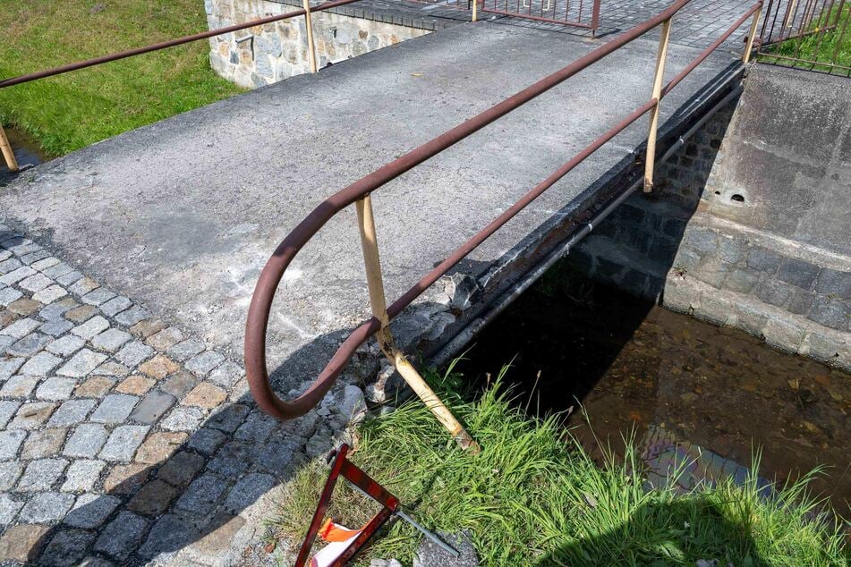 Sowohl Geländer als auch Belag der Zufahrtsbrücke nahmen Schaden.