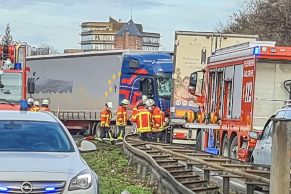 Einsatzkräfte an der Unfallstelle. Ein Lkw durchbrach die Mittelleitplanke und fuhr frontal in einen weiteren Lkw.
