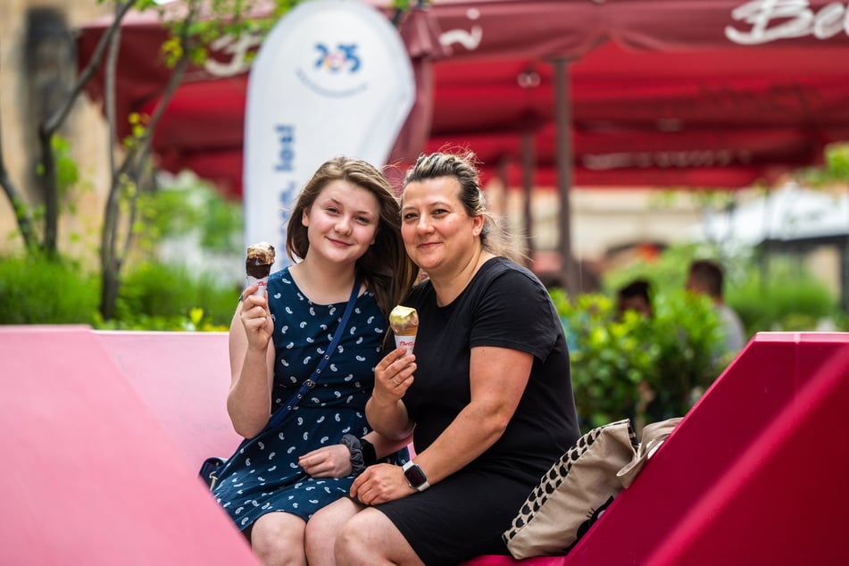 Lotta (12) und Yvonne Bochmann (45) beim Eisessen.