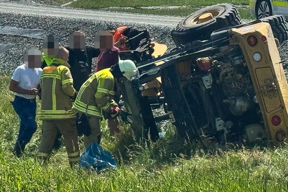Schwerer Unfall: Radlader kommt von Straße ab und kippt um, Fahrer in Klinik