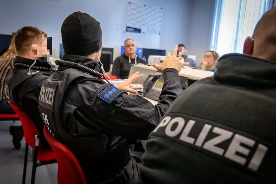 Vor dem Einsatz gab Richter eine Einsatzeinweisung.