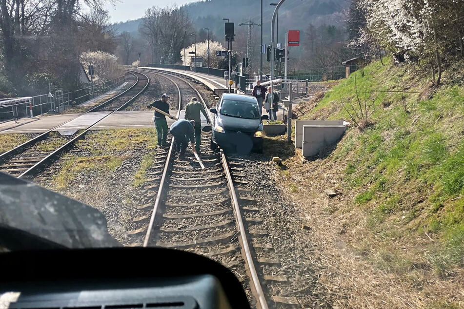 Eine 39-jährige Mutter missachtete mit ihrem Auto am Samstag Rotlicht und Signalton an einem Bahnübergang in der Pfalz. Auch ihre beiden Kinder befanden sich im Fahrzeug.