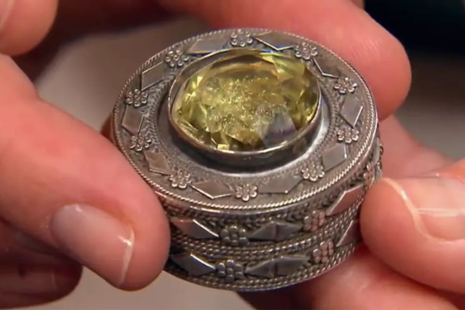 Das "Döschen" aus Sterlingsilber mit einem großen gelben Citrin in der Mitte zieht alle Händler in seinen Bann.