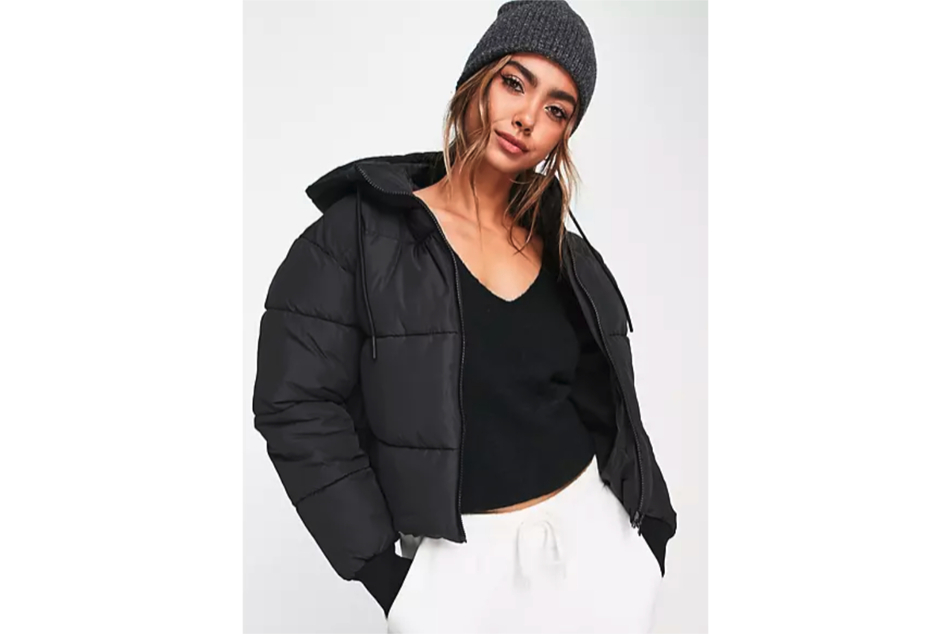 Die schwarze Cropped-Jacke mit Kapuze von Monki passt gut zu lässigen Urban Street Styles.