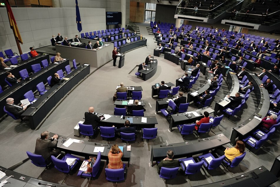 Bundeskanzlerin Merkel erklärt bei ihrer Rede im Bundestag, dass die milliardenschweren Corona-Finanzhilfen der Bundesregierung auch ihre Grenzen haben.