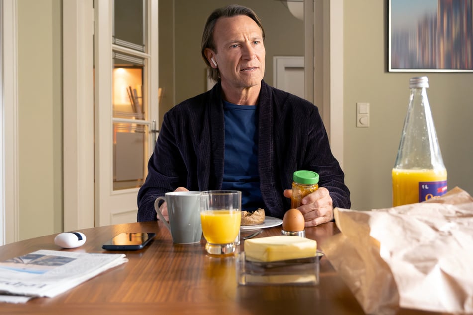 Dr. Martin Stein (Bernhard Bettermann, 60) kann die Entscheidung seines Vaters nicht verstehen.