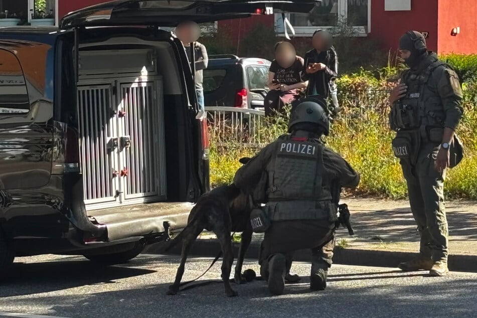 Zahlreiche Einsatzkräfte rückten am Dienstagnachmittag zu einem Haus in Hamburg-Rissen aus.
