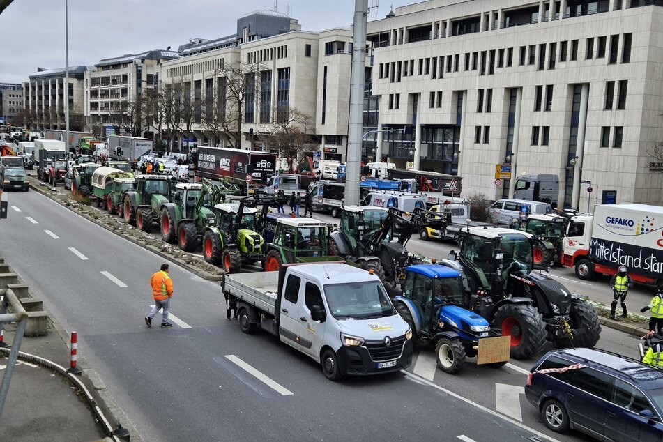 Die Traktoren passieren die Hauptstätterstraße.