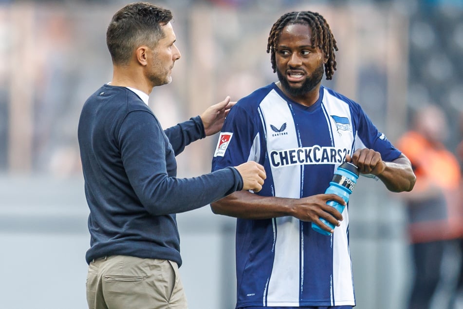 Den Trainingszoff von Deyovaisio Zeefuik (27, r.) und Paul Seguin sieht Stefan Leitl (48. l.) locker.