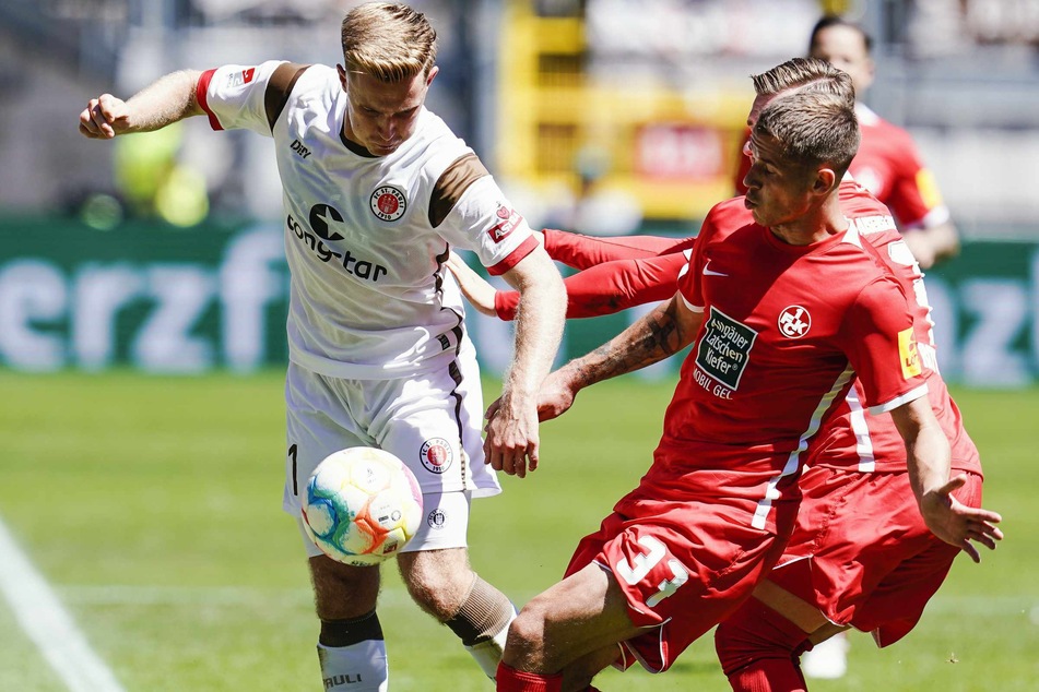 St. Paulis Johannes Eggestein (l.) und Lauterns Erik Durm kämpfen um den Ball.