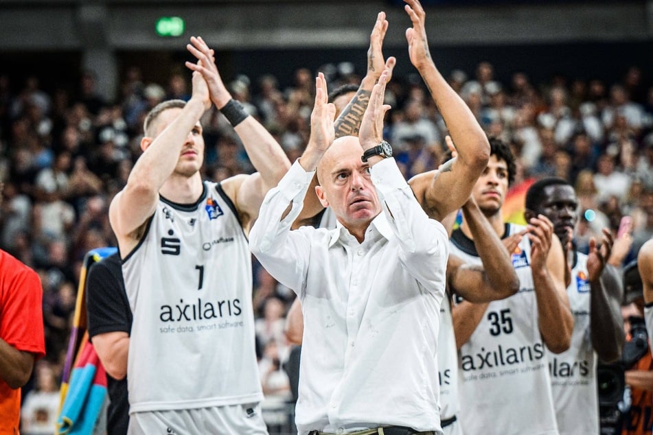 Schlechte Stimmung bei den Chemnitzer Niners am Dienstagabend: Trainer Rodrigo Pastore (52, v.) war mit der Leistung seiner Mannschaft nicht zufrieden.
