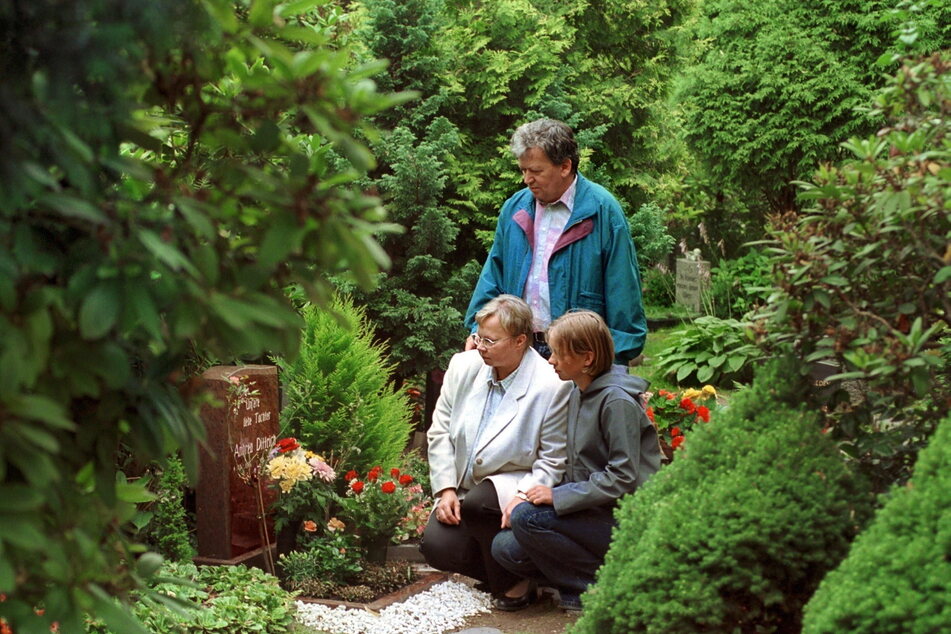 Vor 20 Jahren: Die Familie Dittrich am Grab ihrer Tochter Andrea.