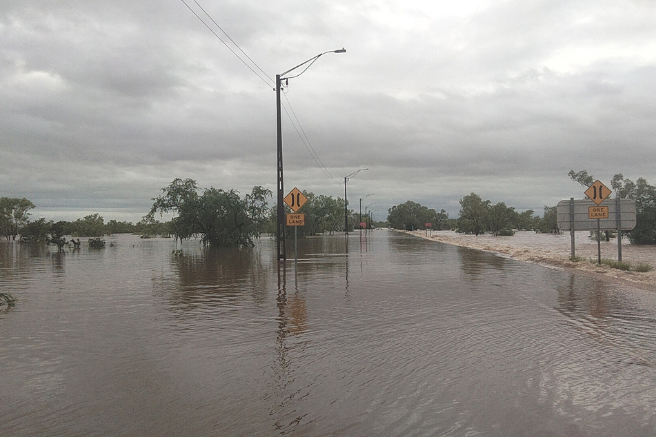 Nach extrem heftigen Regenfällen sind mehrere Ortschaften komplett überschwemmt.