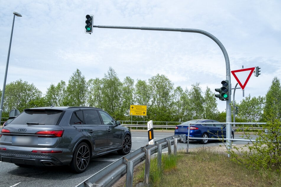 An der A72-Abfahrt Chemnitz-Rottluff zur Kalkstraße will die Stadt keinen Grünpfeil für Rechtsabbieger installieren.