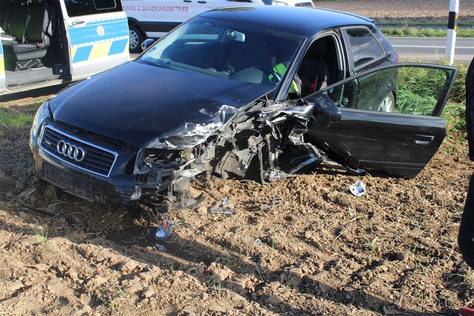 In Linnich (Kreis Düren) ist ein Autofahrer (40) am Freitag am Steuer eingenickt und mit seinem Audi in den Gegenverkehr geraten.