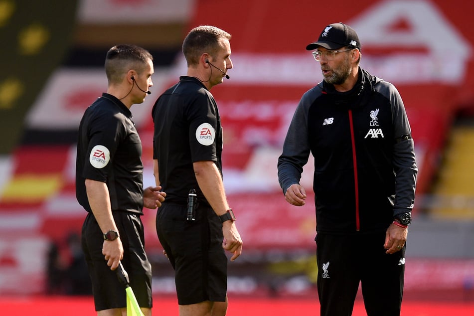 Hier befindet sich Klopp im Zwiegespräch mit David Coote (42, M.) nach einem Heimspiel der "Reds" gegen Burnley im Juli 2020, als Coote als Erster Schiedsrichter fungierte.