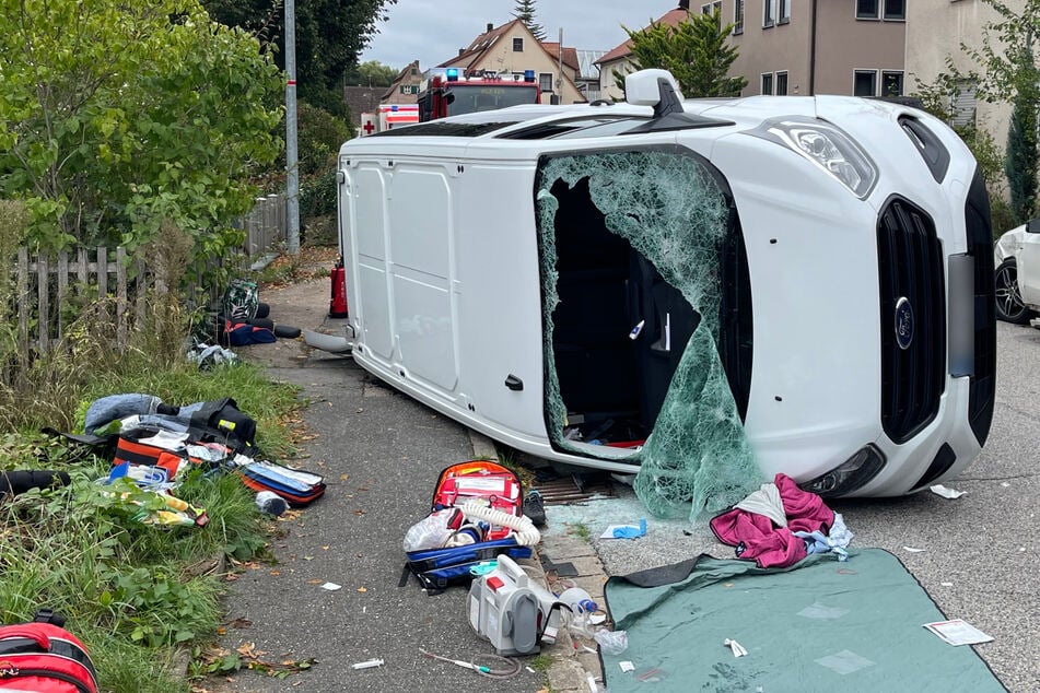 Im als Schulbus genutzten Ford Transit, befanden sich die Fahrerin, eine Beifahrerin und vier Schulkinder.