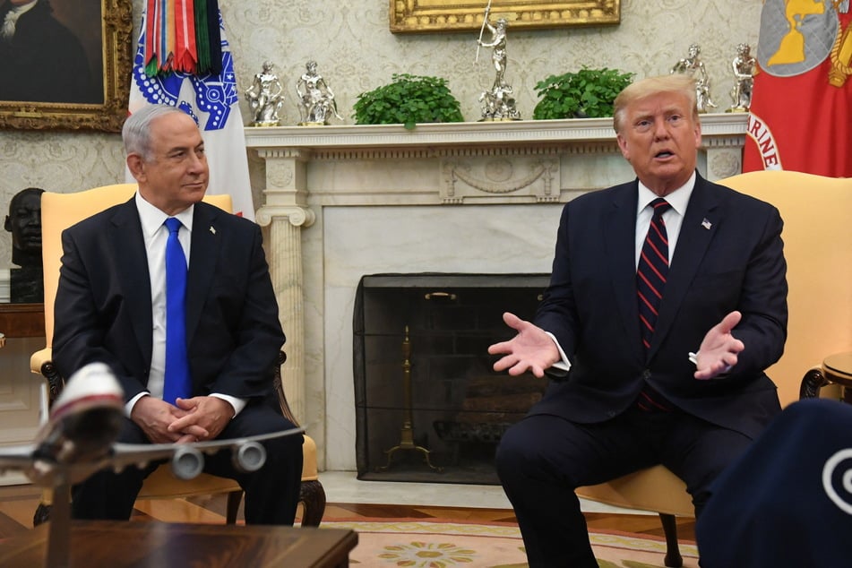 Then-US President Donald Trump (r.) speaks as Israeli Prime Minister Benjamin Netanyahu (l.) listens during a bilateral meeting in the Oval Office of the White House in Washington, DC, September 15, 2020.