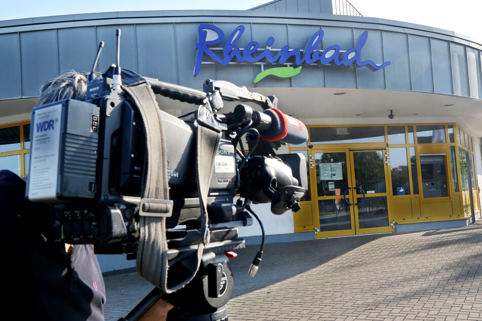 August 2019: Ein Fernsehteam filmt nach Tumulten und Räumungen im Rheinbad den Eingangsbereich.